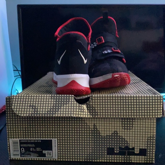 Used LeBron basketball shoes - Picture 4 of 5